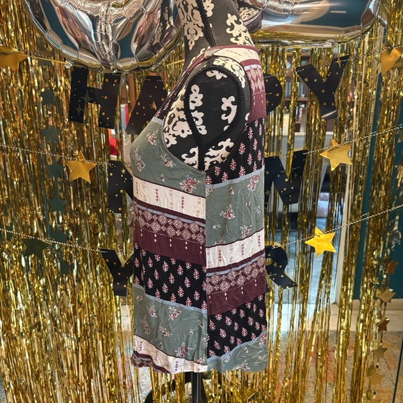 Maurices * EUC 24/7 Maroon and White Patterned Tank Top Tee EUC Medium M Floral - Picture 3 of 8